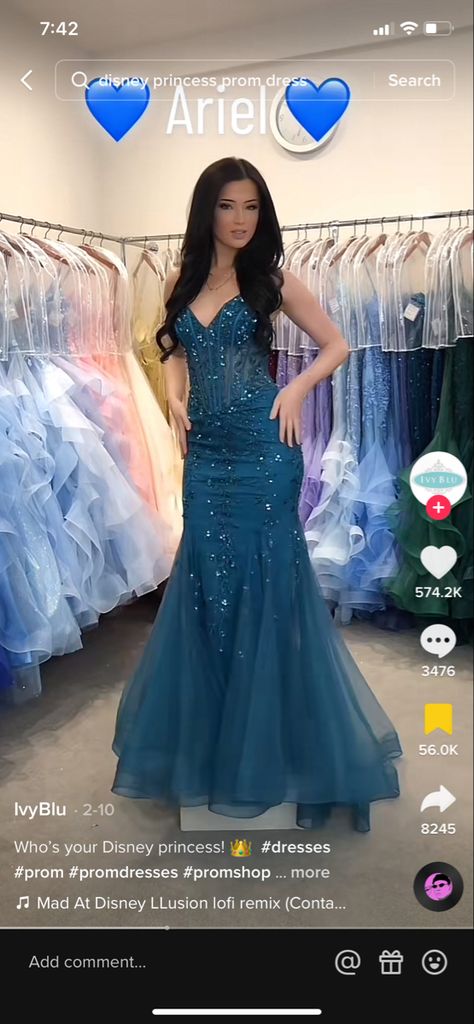 Hispanic Prom Dresses, Disney Princess Prom Dresses, Dark Green Prom Dress Long, Prom Vibes, 8th Grade Prom Dresses, Winter Ball Dresses, Homecoming Inspo, Green Prom Dress Long, Prom 2k24