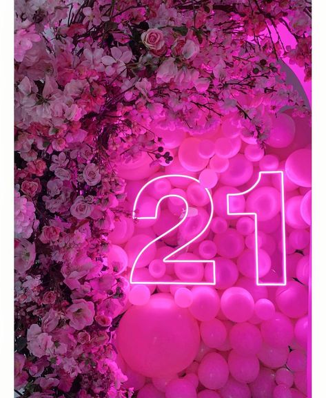 Elari Events’s Instagram post: “🌸BLOSSOMING🌸 21 & EVERYONE’S going to know about it with Elari on your pretty party team✌🏻👯‍♀️🥳🌸Now how’s THIS for your entrance into…” Tem Birthday, Birthday Tem, Elari Events, 21st Birthday Party Themes, 21st Birthday Pictures, Queens Birthday Cake, 21st Ideas, Birthday 21, 21st Bday Ideas