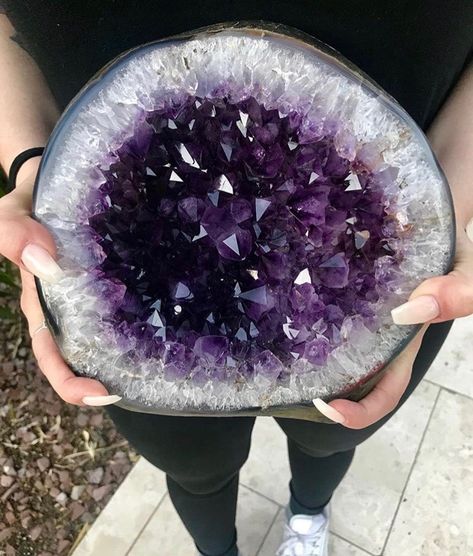 pinterest: carissa_dove ॐ Geode Aesthetic, Amethyst Aesthetic, Geode Crystals, Pretty Crystals, Rocks Crystals, Crystal Vibes, Crystal Aesthetic, Beautiful Crystals, Pretty Rocks