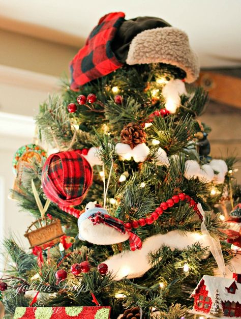 Lumberjack style plaid hat used as a tree topper in a rustic family room. Room Christmas Tree, Plaid Ornaments, Diy Tree Topper, Lumberjack Style, Woodland Tree, Plaid Christmas Decor, Cabin Christmas, Christmas Decoration Ideas, Gold Christmas Decorations