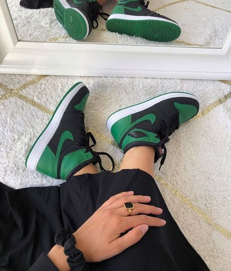 HDG.sales #1 Personal Shopper on Instagram: “➖The Air Jordan 1 Pine Green is now available at www.hdgsales.eu ➖ 📲 Tap to shop 📦| Same Day Shipping 📸| @lenagregoire ———————…” Обувь Air Jordan, Tenis Vans, Jordan Shoes Girls, Custom Nike Shoes, All Nike Shoes, Shoes Sneakers Jordans, Nike Shoes Jordans, Nike Air Shoes, Air Jordan 1 Retro High Og