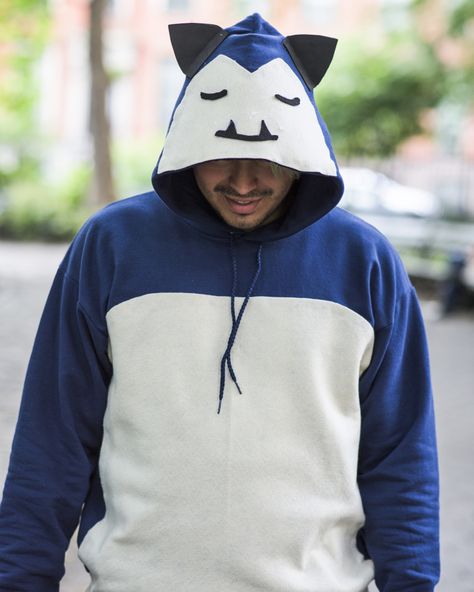 Part of the Pokémon costumes series. Go <a href="https://www.buzzfeed.com/nataliebrown/incredibly-easy-pokemon-costumes-you-can-make-for-30">here</a> for the full post! Snorlax Costume, Pokemon Halloween Costume, Diy Costumes Kids Boys, Halloween Costumes You Can Make, Easy Pokemon, Halloween Signs Diy, Hunter Costume, Pokemon Costumes, Pokemon Halloween