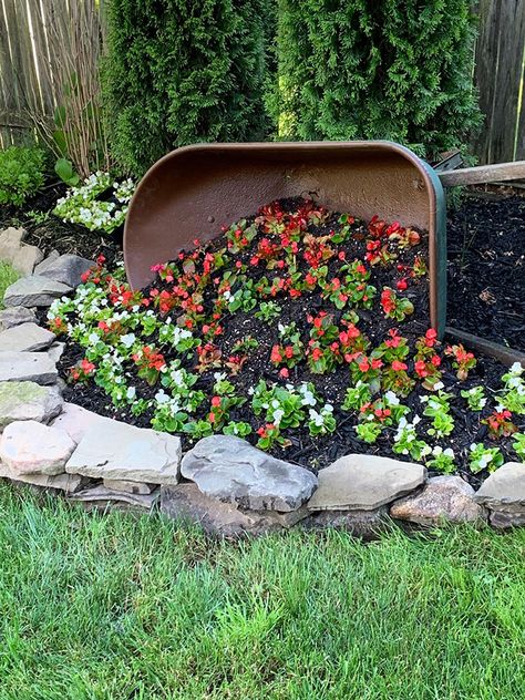 How to make a DIY tipped wheelbarrow planter, great recycle of this old wheelbarrow! Old Wheelbarrow Ideas, Wheelbarrow Planter Ideas, Wheelbarrow Flowers, Outbuilding Ideas, Wheelbarrow Planter, Upcycled Garden, Wheelbarrow Garden, Wheel Barrow, River Side