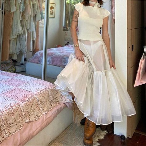 Petticoat Outfit Casual, Balletcore Dress, Highest Bidder, Ballet Style, Quoi Porter, Vintage Closet, Sheer Skirt, Skirt Fits, Looks Style