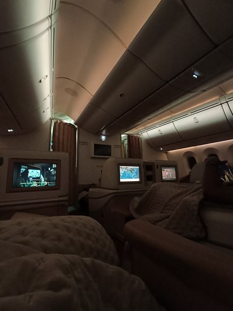 #buisnessclass #plane 1st Class Airplane Seats, 1st Class Plane, Travel Aesthetic Plane, Plane Pics, Class Aesthetic, Airport Vibes, Plane Seats, Airplane Seats, Jeffreys Bay