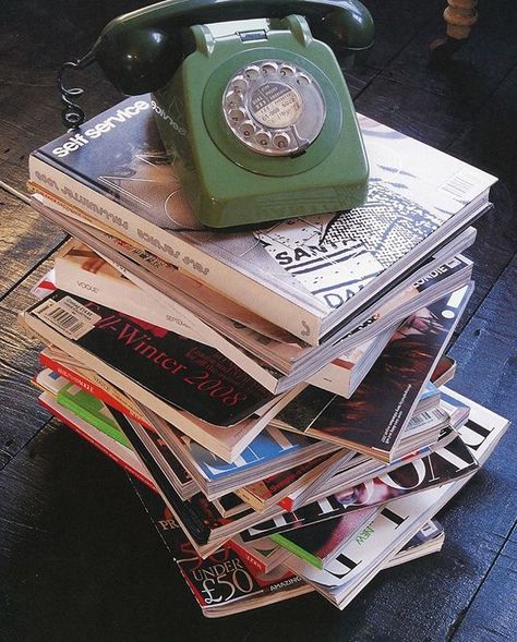 70s Magazine Aesthetic, Pile Of Magazines Aesthetic, Old Magazines Vintage, Chb Cabins, Nostalgia Photography, Archive Magazine, Bedroom Photography, 70’s Aesthetic, Heart Aesthetic