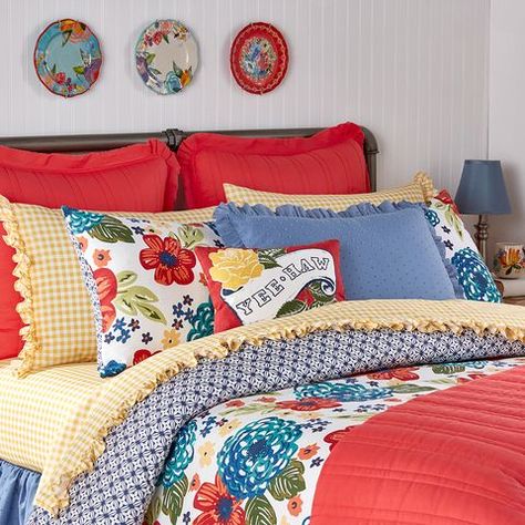 Pioneer Woman Kitchen Decor, Pioneer Woman Ree Drummond, Pioneer Woman Kitchen, Fall Bedding, Yellow Bedding, Woman Bedding, Red Bedding, Woman Bedroom, White Sheets