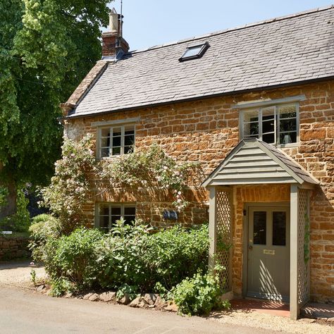 Colorful Cottage Interiors, Cottage Interiors Living Rooms, Stone Cottages Interior, Cotswold Cottage Interior, Cottages Uk, Ideal Home Magazine, Cotswold House, Glamorous Room, British Cottage