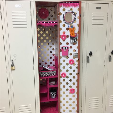 Pretty pink decorated locker Decorated Locker, Aesthetic Locker Decor, Aesthetic Locker, School Locker Organization, School Locker Decorations, Locker Ideas, Locker Organization, Locker Designs, School Locker