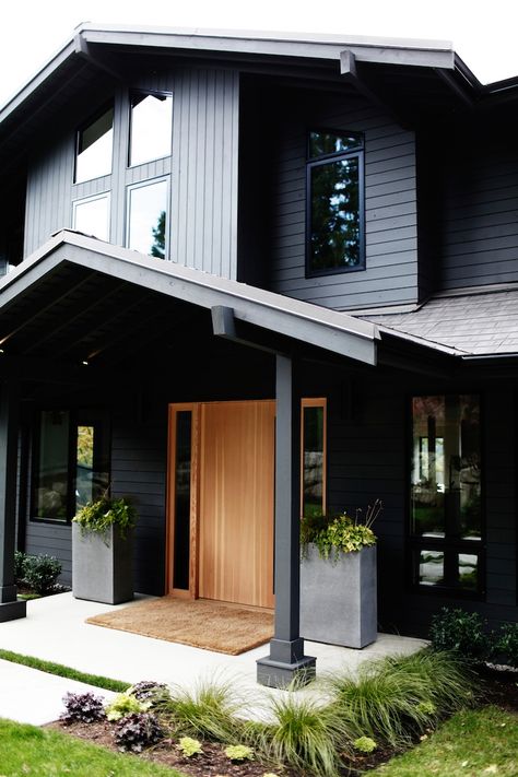 Sleekness in Seattle: Modern Garden, Midcentury House Best Exterior House Paint, Best Exterior Paint, Midcentury House, Exterior Drawing, Casas Coloniales, Exterior Paint Colors For House, Casa Exterior, House With Porch, Front Entrance