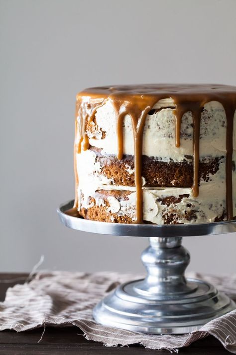 STICKY TOFFEE PUDDING CAKE with CARAMELIZED WHITE CHOCOLATE BUTTERCREAM [stylesweetca] Toffee Cake Filling, Toffee Pudding Cake, British Cakes, Caramel Cakes, Cafe Desserts, Sticky Toffee Pudding Cake, Toffee Cake, Cake Filling, Cake Style