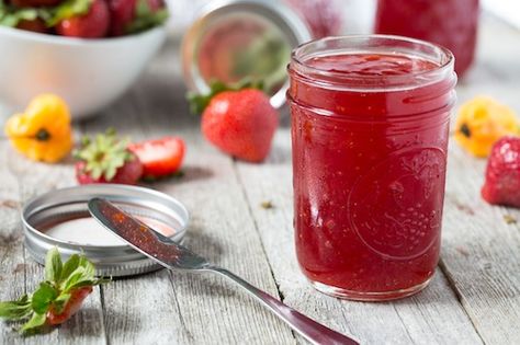 Strawberry Habanero Jam Habanero Jam, Pepper Jelly Recipes, Hot Pepper Jelly, Patisserie Sans Gluten, Jam Recipes Homemade, Pepper Jelly, Jam And Jelly, Jelly Recipes, Homemade Jam