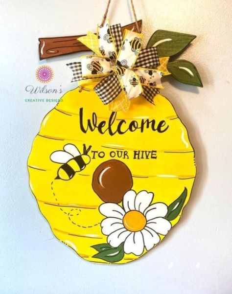 Hey guys!! Paint party anyone?? Do you want to learn to paint this awesome Bee Hive?? If so, this is the last day to sign up for this class the my #circlesister Marielyn over at @wilsonscreativedesigns (who is an amazing artist and teach BTW) is hosting later this month!!! You don’t want to miss out!! <3 Inbox me or Mrs Marielyn for link to sign up. ❤️ #wreathsigns #painting # Teacher Door Hangers, Summer Door Hanger, Easter Photos, Xmas Wreaths, Bee Art, Home Decor Signs, Christmas Floral, Paint Party, Bee Hive