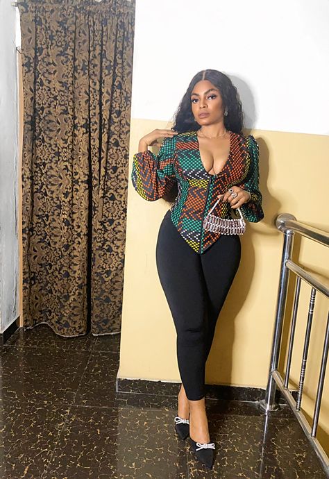 African Tops For Women Classy, Simple Ankara Top Styles, Corset Top Outfit Classy, Ankara Corset Top, Ankara Wedding Dress, Ankara Tops Blouses, Ankara Top Styles, Prom Dress African, African Prom Dress