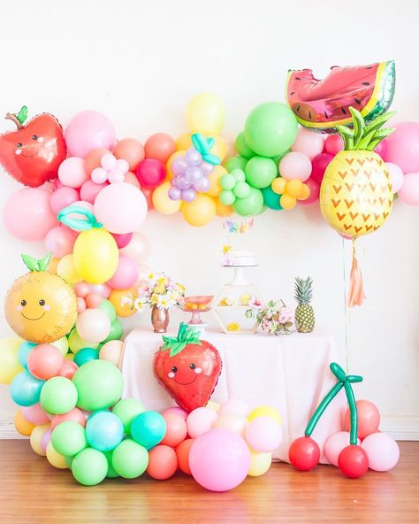 Oh Shiny! ✨ on Instagram: “Fun fruit garland for a baby shower #fruitsoflabor 🍉🍒🍐🍋🍇 There isn’t a fruit we don’t like but durian is a favorite! Anyone have a durian…” Toddler Birthday Themes, Tutti Fruity Party, Summer Birthday Themes, Fruit Garland, Twotti Fruity, Tutti Frutti Birthday Party, Tutti Frutti Party, Fruit Birthday Party, Fun Fruit