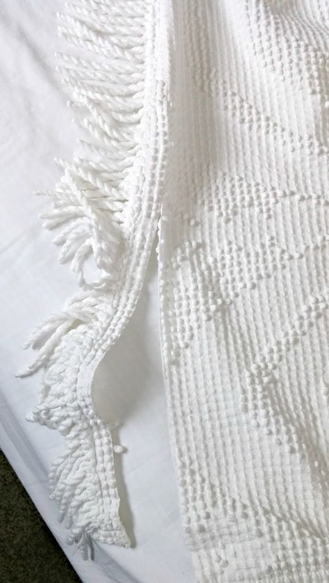 How to make a duvet from a vintage bedspread! Diy Bedspread Ideas Sewing, Bedspread Storage Ideas, Chenille Bedspread Vintage, Diy Bedspread, Diy Duvet, Duvet Cover Diy, White Bedspreads, Vintage Duvet, Queen Size Bedspread