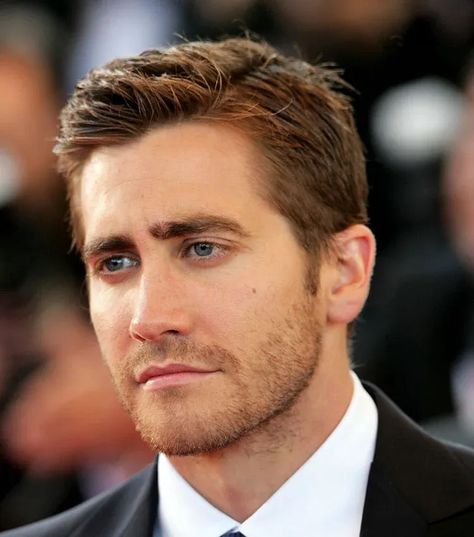 Jake Gyllenhaal's Side Swept Ivy League. The actor’s most iconic haircuts and signature hairstyles will inspire you to transform your look. Short Ivy League Haircut Men, Ivy League Haircut Men, Jake Gyllenhaal Hair, Side Part Hairstyles Men, Jake Gyllenhaal Haircut, Iconic Haircuts, Signature Hairstyles, Short Side Part, Professional Hairstyles For Men