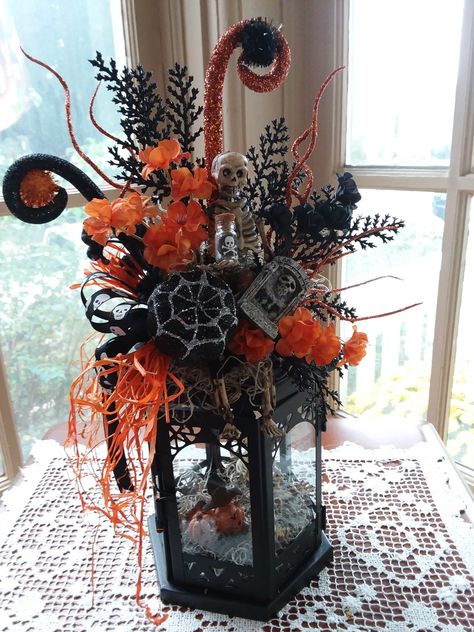 Halloween Lantern Centerpieces, Halloween Lanterns Diy Decorating Ideas, Halloween Lantern Decor, Lantern Toppers, Corporate Halloween, Halloween Lanterns Diy, Decorate Lantern, Fall Crafts Decorations, Halloween Centerpieces