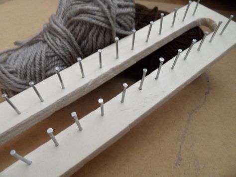 how to make a knitting loom Knitting Loom Projects, Knitting Needle Case Tutorial, Diy Knitting Needle Case, Knitting Needle Case Pattern, Diy Knitting Loom, Diy Knitting Needles, Knitting Bag Diy, Diy Knitting Projects, Large Knitting Needles