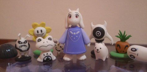 Undertale Figurines | Undertale | Know Your Meme Undertale Crafts, Undertale Birthday, Zombie Plants, Sans Cosplay, Geeky Craft, Plant Zombie, Polymer Clay Animals, Anime Drawings Tutorials, Undertale Au