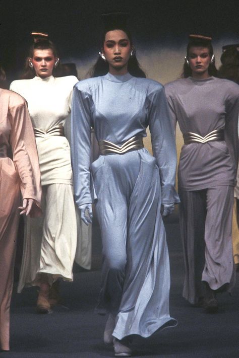 the original supermodels (Posts tagged muglerfall1983rtw) Thierry Mugler 80s, Thierry Mugler Runway, 19s Fashion, Mugler Runway, 1980 Fashion, Original Supermodels, Iris Van Herpen, French Fashion Designers, Thierry Mugler