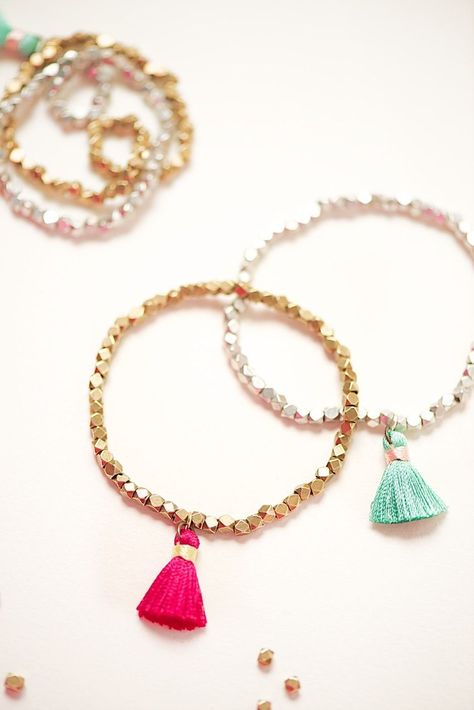 15 idées cadeaux de Noël à faire soi-même Plus Diy Bijoux, Pulseras Diy, Cadeau Diy, Tassel Bracelet, Tassel Jewelry, Diy Schmuck, Bijoux Diy, Accessories Diy, Jewelry Projects