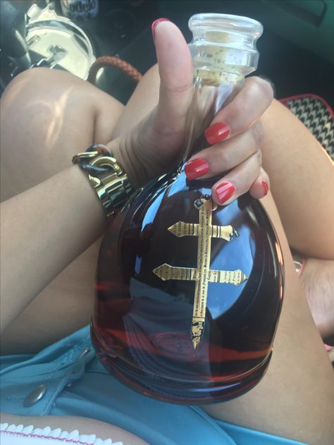 Dusse Bottle, Fun Drinks Alcohol, Pretty Alcoholic Drinks, Cocktail Drinks Alcoholic, Yummy Alcoholic Drinks, Junk Food Snacks, Alcohol Aesthetic, Drinks Alcohol, Thirsty Thursday