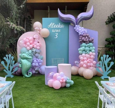 Ariel Backdrop Ideas, Mermaid Themed Decorations, Birthday Mermaid Decorations, Mermaid Birthday Theme Ideas, Mermaid Party Balloons, Mermaid Decorations Party, Mermaid Theme Party Decorations, Mermaid Birthday Backdrop, Mermaid Balloon Garland