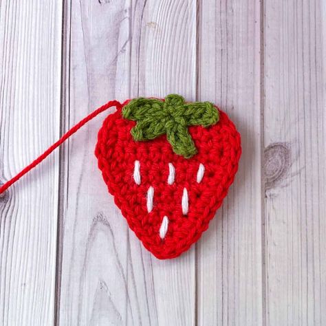 Flat Strawberry Crochet Pattern, Crochet Strawberry Earrings Pattern, Crochet Ladybug Applique, Crochet Flat Strawberry, Small Strawberry Crochet Pattern, Crochet Mini Applique, Crochet Strawberry Applique Pattern Free, Strawberry Applique Crochet, Crochet Small Applique