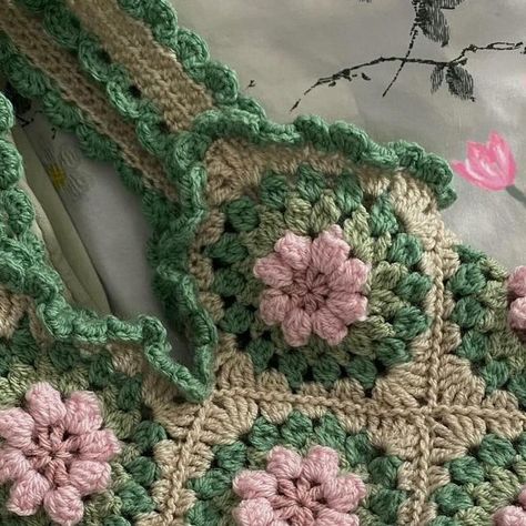 Crochet Tulip Granny Square, Crochet Granny Square Aesthetic, Pink Granny Square Bag, Pretty Granny Squares, Flower Crochet Bag, Yarn Handbag, Pink Vines, Functional Crochet, Vines Leaves