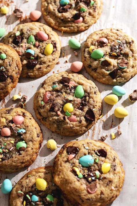 Mini Egg Cookies, Pastel Chocolate, Mini Eggs Cookies, Egg Cookies, Seasonal Baking, Pastel Mini, Gooey Chocolate Chip Cookies, Cookie Base, Easter Cookie