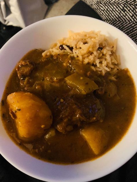 Slow Cooker Carribean beef and potato curry Carribean Beef Curry With Potatoes, Fakeaway Kebab, Curry With Potatoes, Slow Cooker Curry, Curry Coconut, Pork Broth, Gravy Ingredients, Rice And Beans, Beef Curry