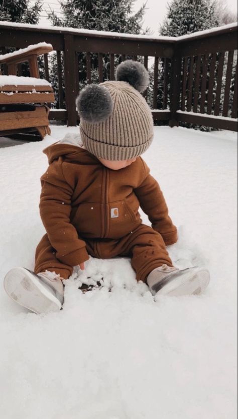 Baby Snow Photoshoot, Baby Snow Pictures, Baby Winter Photoshoot, Winter Baby Photoshoot Ideas, Snow Baby Pictures, Winter Baby Pictures, Winter Babies, Baby Skiing, Baby In Snow