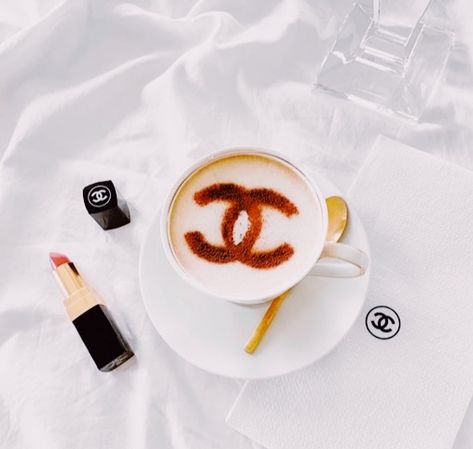 Aesthetic Blanc, Lock Screen Wallpaper Android, Chanel Aesthetic, Purse Cake, Expensive Taste, Coffee Stencils, Chanel Beauty, Classy Aesthetic, Cosmetics Bag