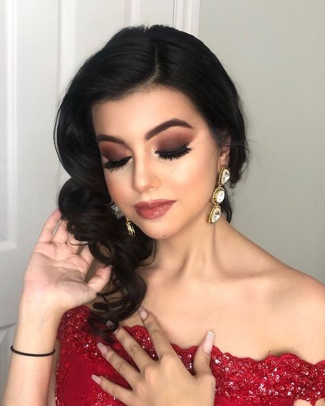 Smoked out! 💯 * * The absolutely stunning @baahar.k all glammed up!  Outfi Red Lip Smokey Eye Makeup Look, Party Makeup For Indian Wedding, Asoka Trend, Indian Party Makeup, Makeup Looks For Brides, Wedding Bridge, Latest Bridal Makeup, Indian Bride Makeup, Party Makeup Looks