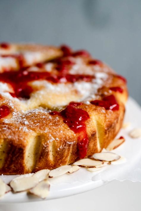 Moist and lemony ricotta cake with speckled fresh tart raspberries and totally void of gluten! Ricotta Cake Gluten Free, Almond Ricotta Recipe, Almond Ricotta Cake, Good Chocolate Cake, Ricotta Cake Recipes, Almond Ricotta, Recipes For Spring, Ricotta Recipe, Almond Flour Cakes