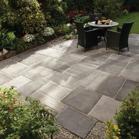 Diy Stone Patio, Large Backyard Landscaping, Terrasse Design, Concrete Patios, Cheap Backyard, Small Patio Garden, Cheap Patio, Outdoor Stone, Budget Patio