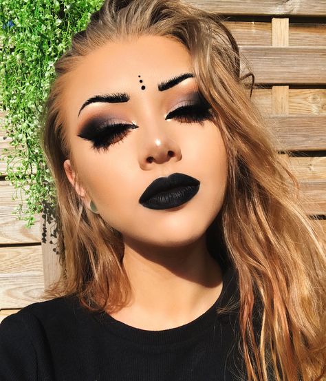 Black Lipstick Looks, Black Lipstick Look, Makeup Emo, Fete Emo, Lipstick Looks, Maquillage Halloween Simple, Makeup Clown, Halloweenský Makeup, Dark Makeup Looks