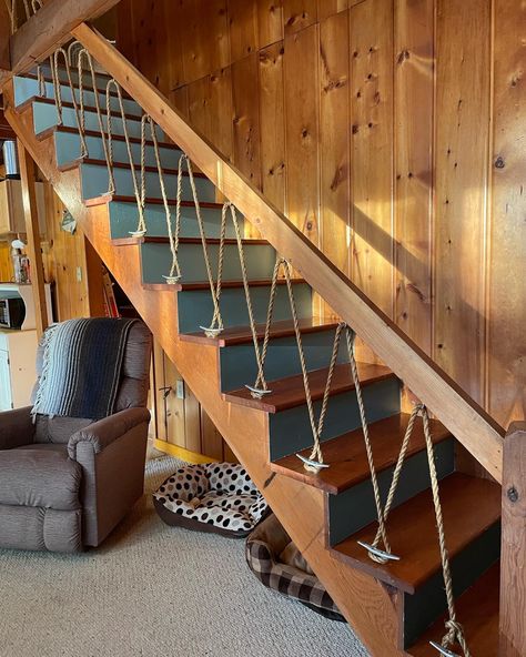 Hemp Rope and Boat Cleats turn this stair case into a rustic and charming lake house look! Ombre painted stair risers complete the look!! Nautical Staircase Ideas, Rope Railings For Stairs, Rope Stairs, Open Staircase Ideas, Painted Stair Risers, Cabin Stairs, Fish Shack, Indoor Railing, Deck Railing Design