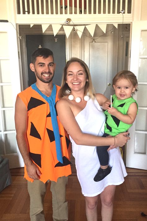 Cheap & Easy Family Halloween Costumes: The Flintstones · Family Fancy Dress, Easy Family Halloween Costumes, Cheap Easy Halloween Costumes, Fantasia Diy, Family Costumes For 3, Mom Halloween Costumes, Mom Costumes, First Halloween Costumes, Halloween Parejas