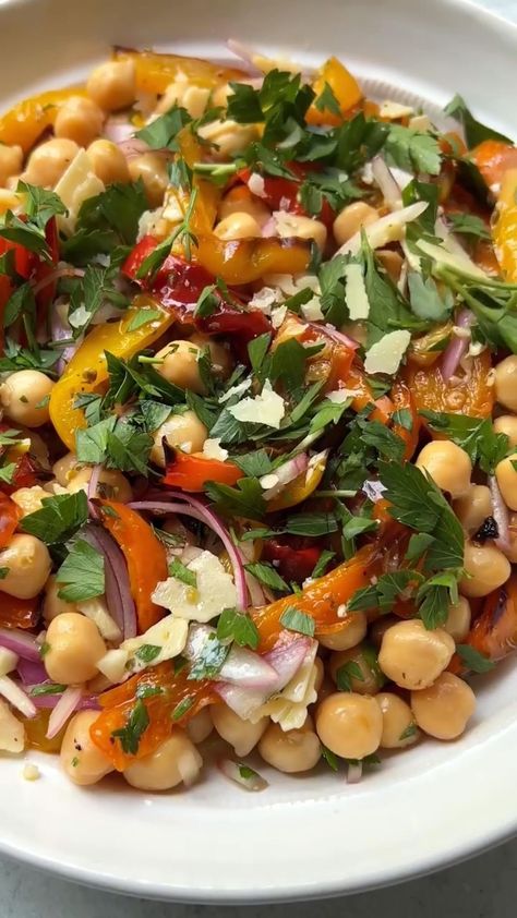 Mediterranean Diet Recipes Dinners, Roasted Vegetable Salad, Pepper Salad, Salad Meal Prep, Mediterranean Diet Plan, Healthy Vegetable Recipes, Gluten Free Vegan Recipes, Toasted Pine Nuts, Chickpea Salad