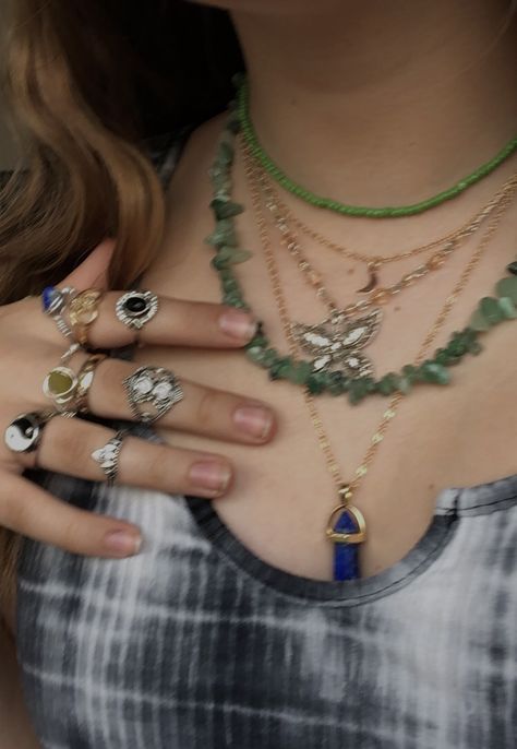 Crystal Jewelry Outfit, Necklace Combos Grunge, Earthy Grunge Jewelry, Layered Hippie Necklaces, Crystals Necklace Aesthetic, Crystals Jewelry Aesthetic, Crystal Necklace Layering, Earthy Aesthetic Jewelry, Necklace Combos Aesthetic