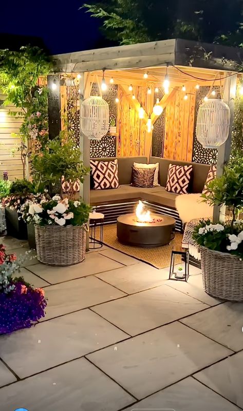 Small Front Deck Decorating Ideas, Front Deck Decorating Ideas, Small Townhouse Backyard Ideas, Small Front Deck, Deck Oasis, Small Patio Ideas Townhouse, Patio Ideas Townhouse, Patio Upgrade, Outdoor Vibes