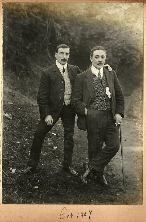 Men Standing, 1900s Fashion, Vintage Mens Fashion, Edwardian Era, Edwardian Fashion, Two Men, Look Vintage, White Photo, Historical Clothing