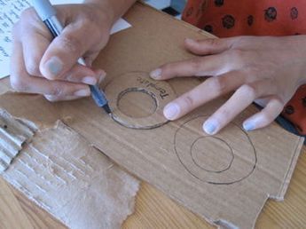 DIY Fabric Hoop Earrings... WOW Fabric Hoop Earrings, Hoop Earrings Diy, Denim Earrings, Diy Fabric Jewellery, African Earrings, Fabric Earrings, Fiber Jewelry, Fabric Necklace, Earring Tutorial