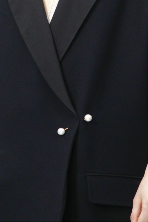 Chloé Pearl Jacket, Detail Couture, Pregnancy Style, Pearl Pin, Couture Details, Clothing Details, Chic Fashion, Style Accessories, Black Blazer