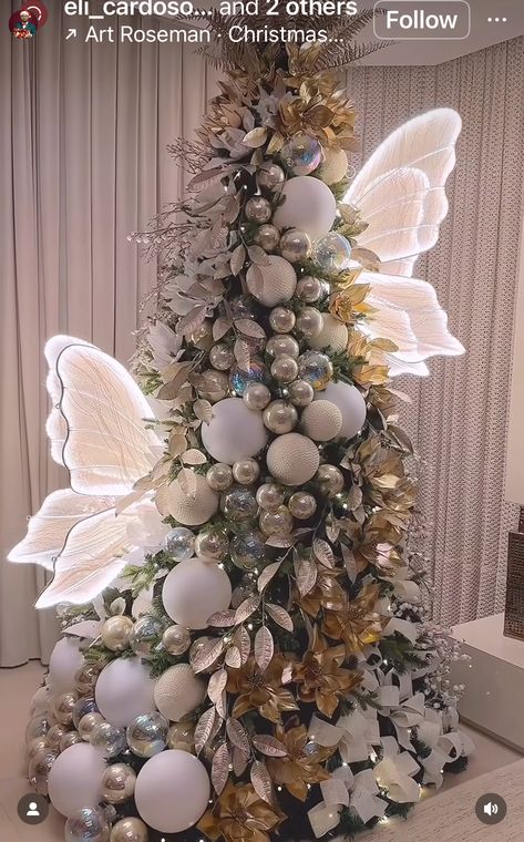 Christmas Tree Themes Unique, Elegant Gift Wrapping Ideas, Butterfly Christmas Tree, Decor With Lights, Butterfly Christmas, Nightmare Before Christmas Tattoo, Gold Christmas Tree Decorations, Elegant Christmas Trees, Creative Christmas Trees