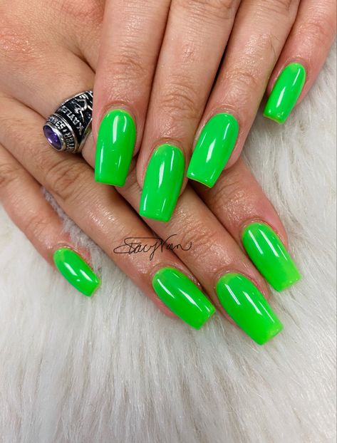 Short Bright Green Nails, Short Neon Green Nails, Light Bright Green Nails, Lime Green Hot Pink Nails, Lime Green Coffin Acrylic Nails, Lime Green Nails, Pointy Nails, Short Square Nails, Cute Simple Nails