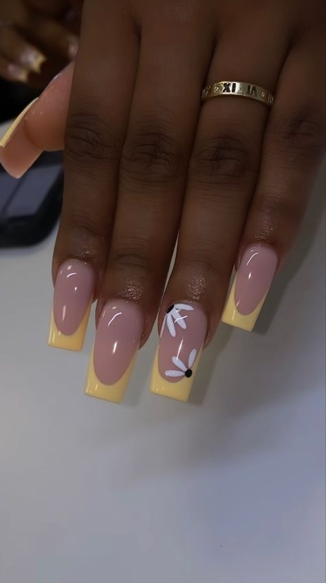 Easter Yellow Nails, Dream Nails Short, Summer Nails Medium Length, Spring Nail Art Square, Short Square Acrylic Nails Summer Colors, Classy Work Nails, Cute Short Acrylic Nails Square, Creative French Tip Nails, Trendy Nails For Summer