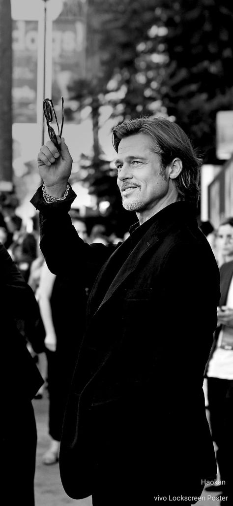 Brad Pitt Wallpaper Iphone, Brad Pitt Wallpaper Aesthetic, Brad Pitt Babylon, Brad Pitt Aesthetic, Brad Pitt Wallpaper, Black And White Gif, The Big Sleep, Photographer Advertising, Pierce Brosnan